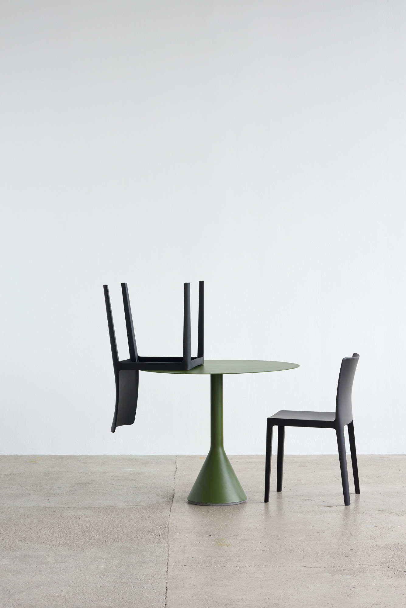 Élémentaire / Elementaire Chair Outdoor Smoke green Hay SINGLE PIECES Élémentaire / Elementaire Chair Outdoor Smoke green Hay SINGLE PIECES