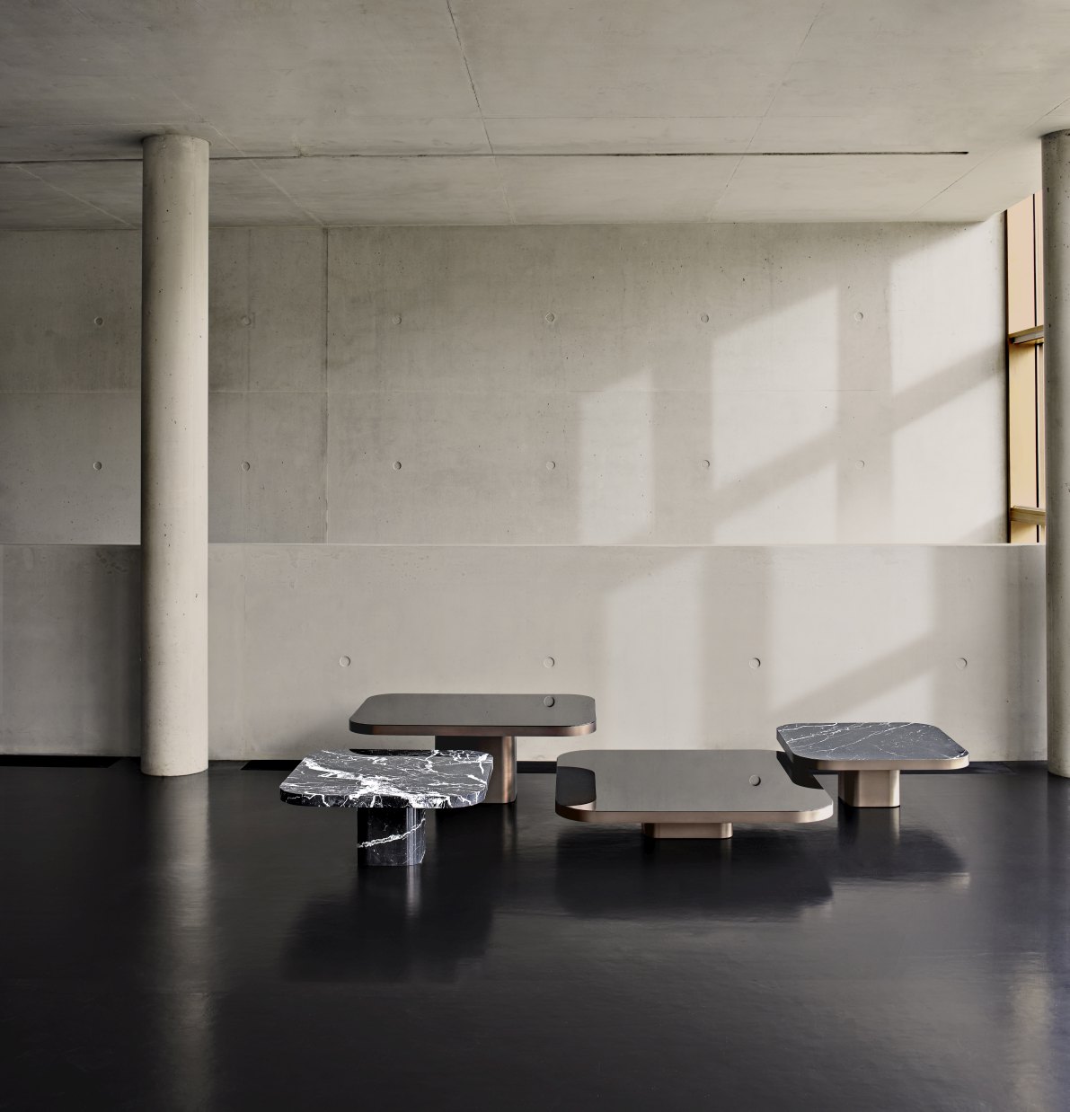 Bow Coffee Table Couchtische No. 6 ClassiCon aus Marmor und Glas in modernem Ambiente.