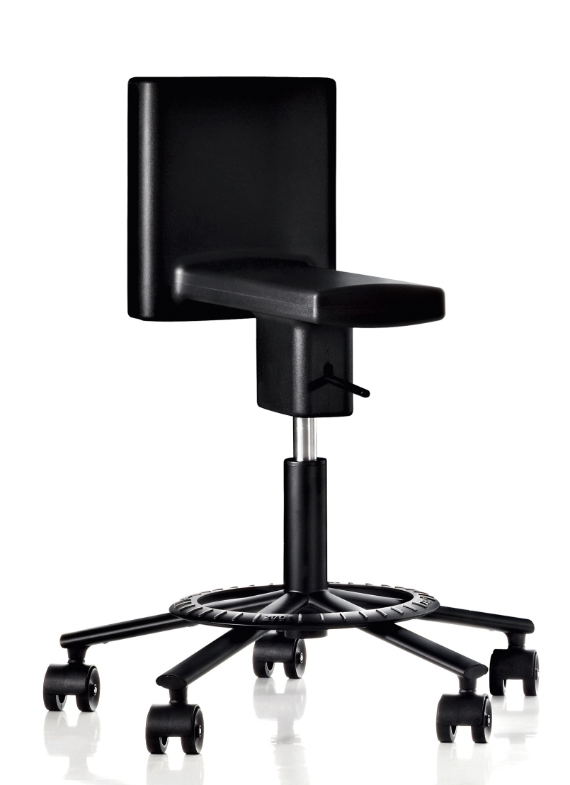 Schwarzer 360° Stool Drehstuhl von Magis mit Rollen und Rückenlehne, ideal für Büro und Arbeitszimmer.