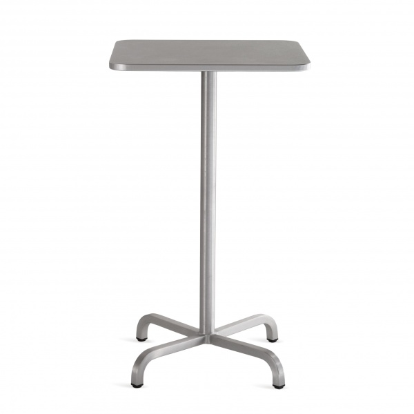 Silberner Emeco Stehtisch mit quadratischer Tischplatte und vierbeinigen Fußkreuz für Bar und Gastronomie.