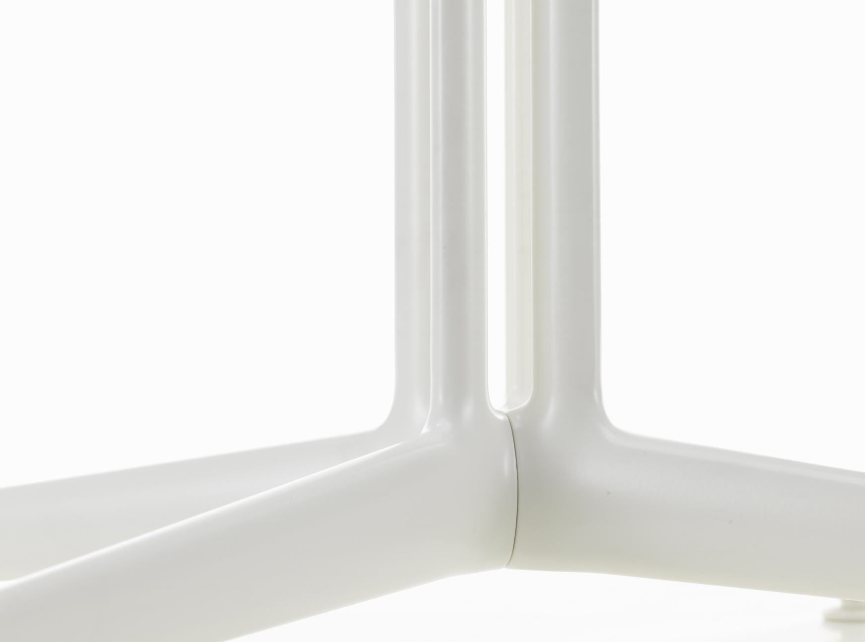 Detailaufnahme des weißen Untergestells vom DKL-2 Wire Chair Stuhl von Vitra. Designermöbel für Esszimmer und Büro.