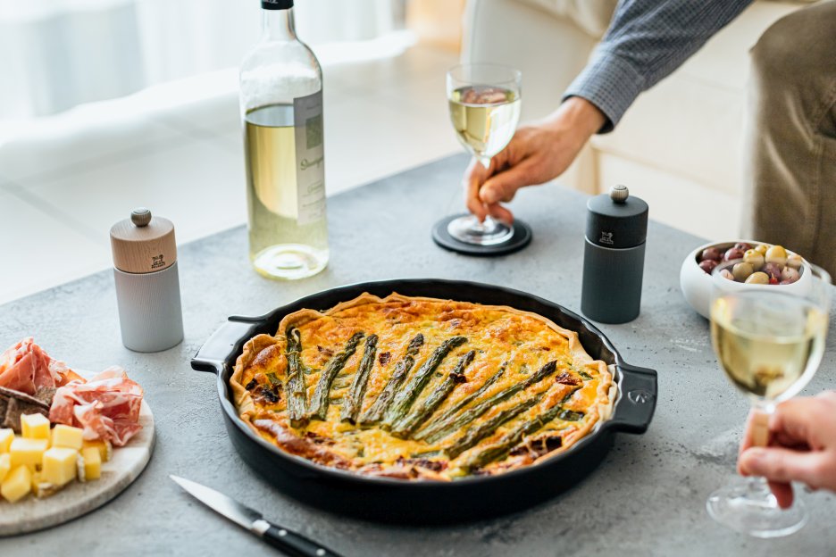 Produktfoto: Peugeot Line Pfeffermühle H 12 cm Graphit & Carbon neben Quiche, Wein und Antipasti.