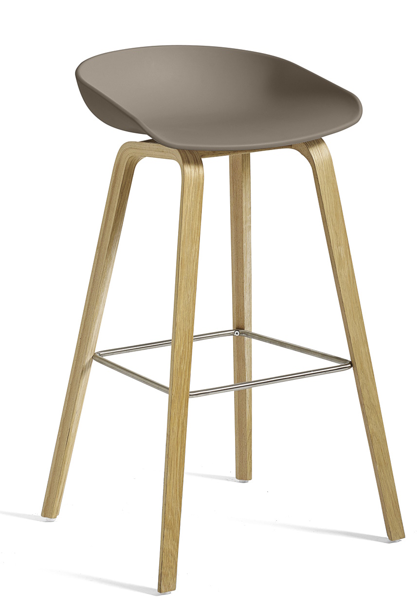 Hay About a Stool AAS32 Barhocker hoch, graue Sitzschale, Holzgestell, Fußstütze aus Metall.