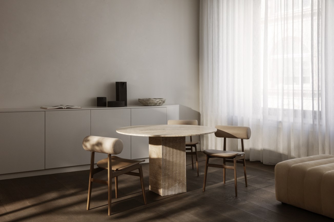 NORR11 Totem Chair Stuhl aus Holz und Leder in heller, minimalistischer Esszimmerszene.