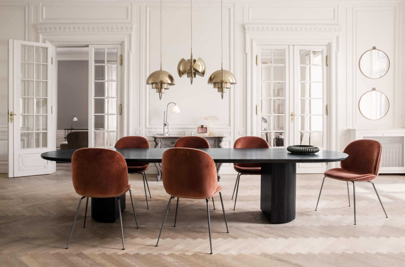 Moon dining table elliptical 258 Gubi