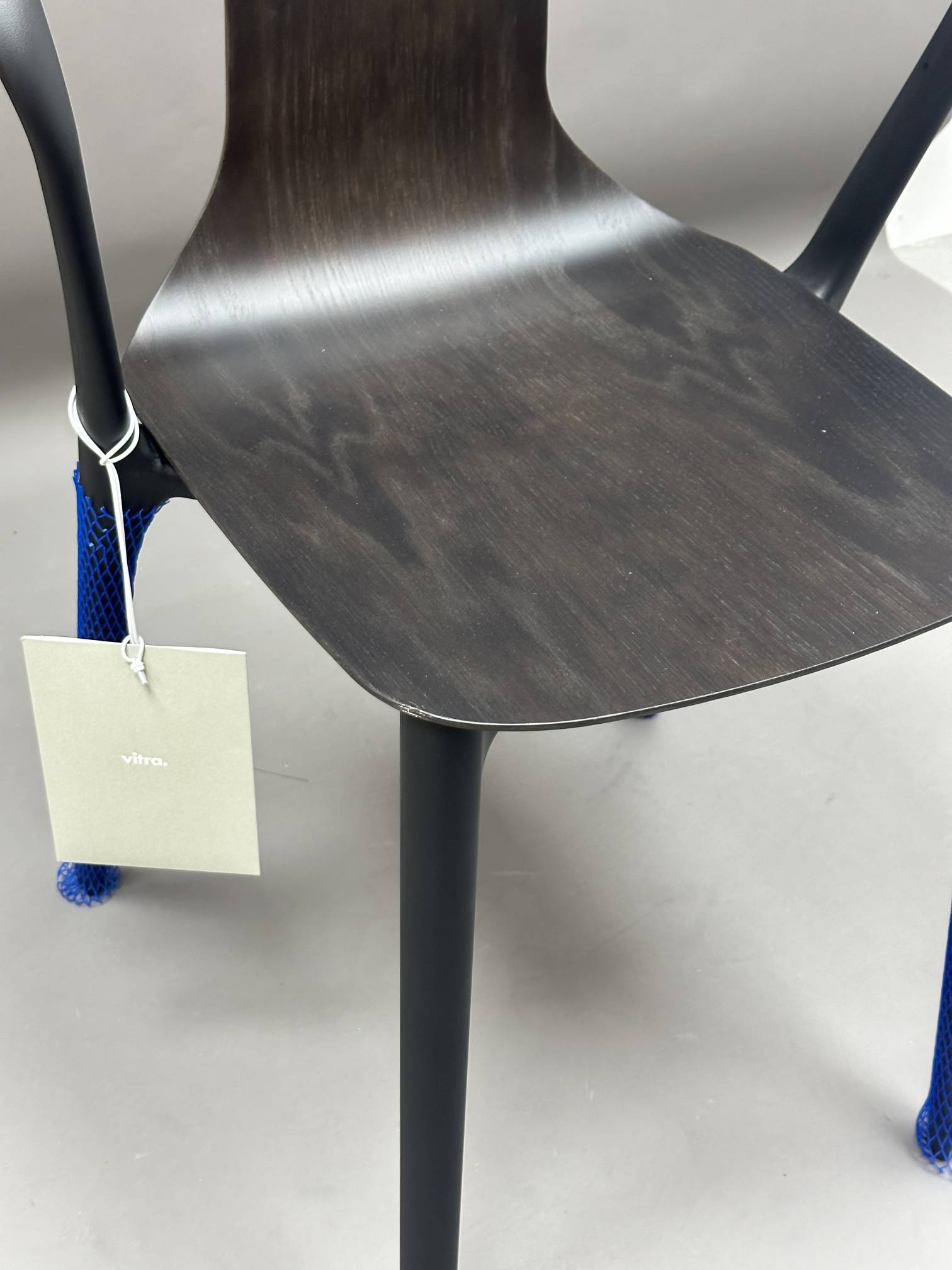 Belleville Armchair Wood chair FRAME DEEP BLACK / SEAT CUP OAK DARK Vitra MÄNGELEXEMPLAR