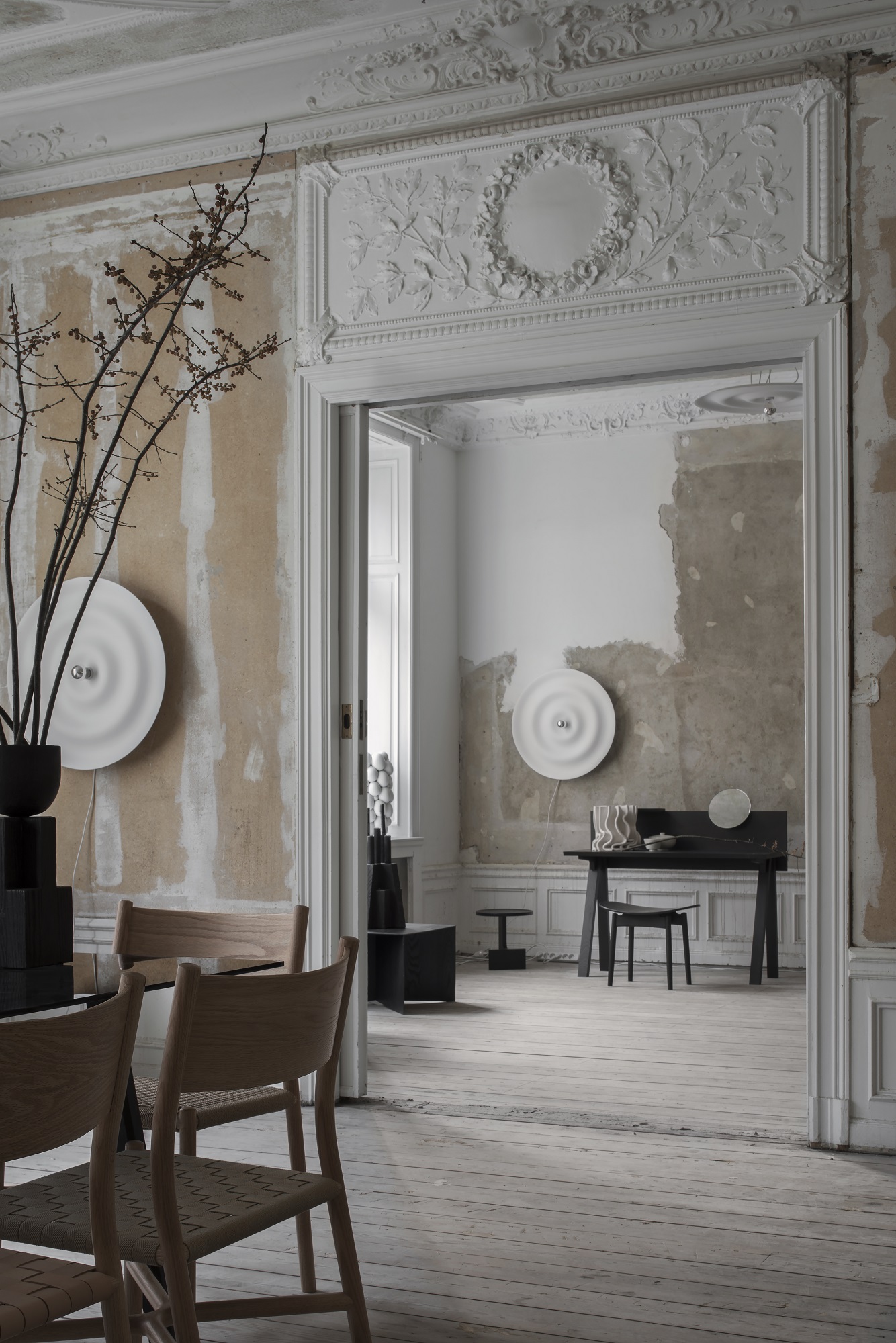 w171 Alma Wandleuchte von wästberg in modernem Interieur mit Stuck und Holzboden.