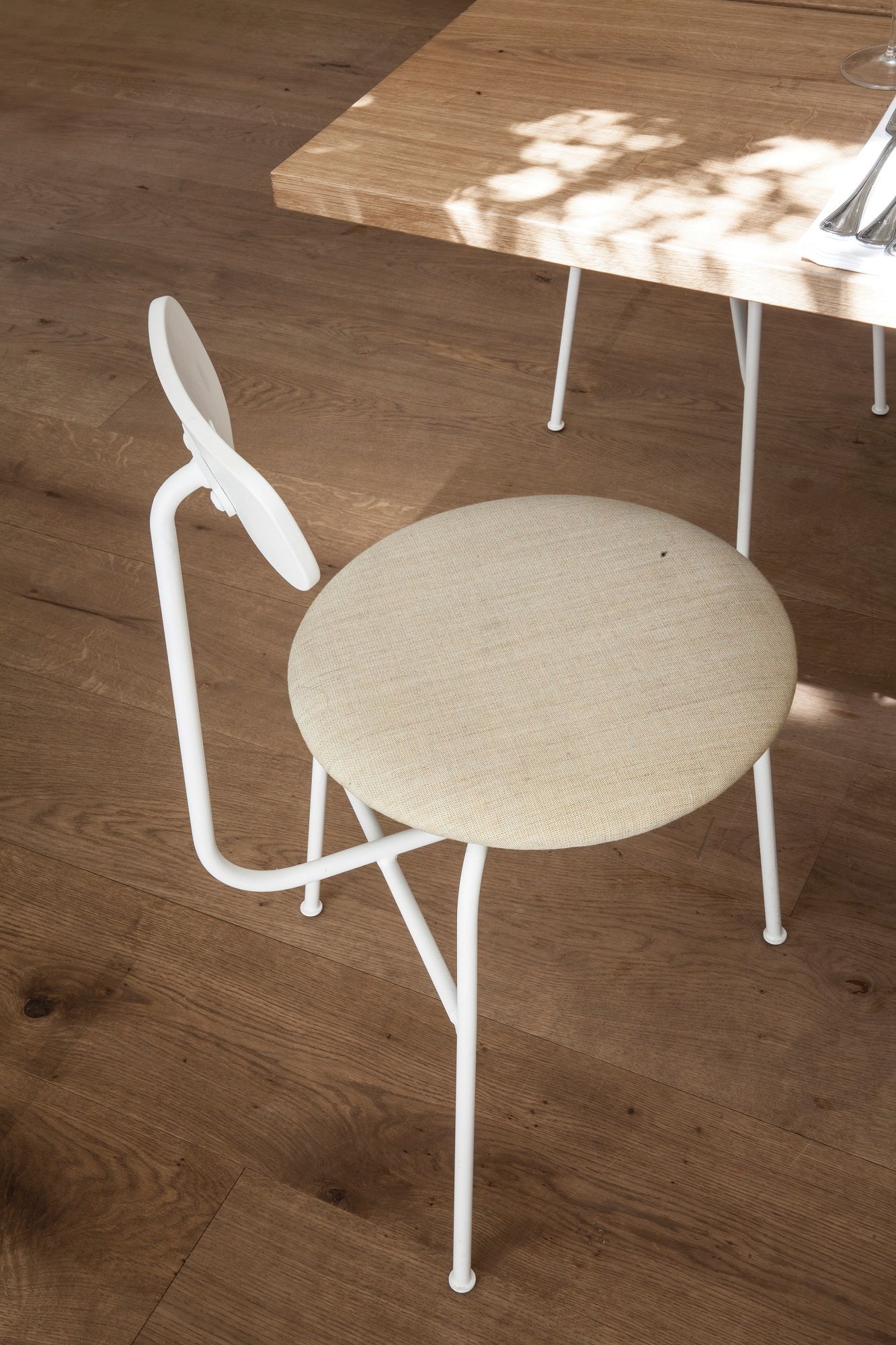 Aufsicht eines Audo Copenhagen Afteroom Dining Chair Stuhls mit beiger Sitzfläche und weißem Gestell.