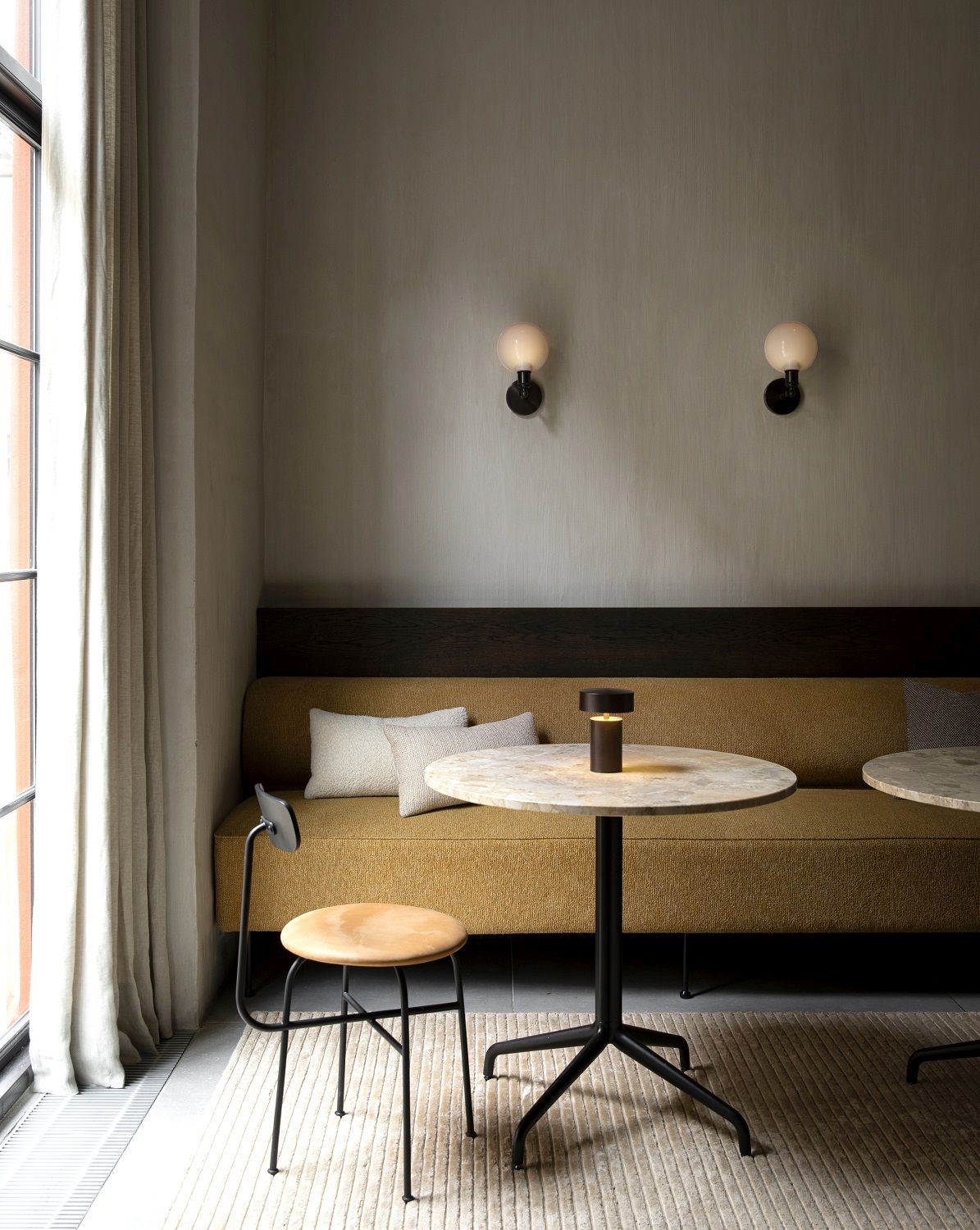 Afteroom Stuhl von Audo Copenhagen in modernem Interieur mit Tisch und Sitzbank.