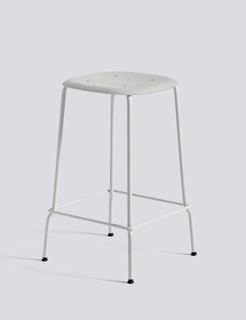 Soft Edge 30 Hocker in Grau/Eiche von Hay: Moderner Barhocker mit minimalistischem Design.