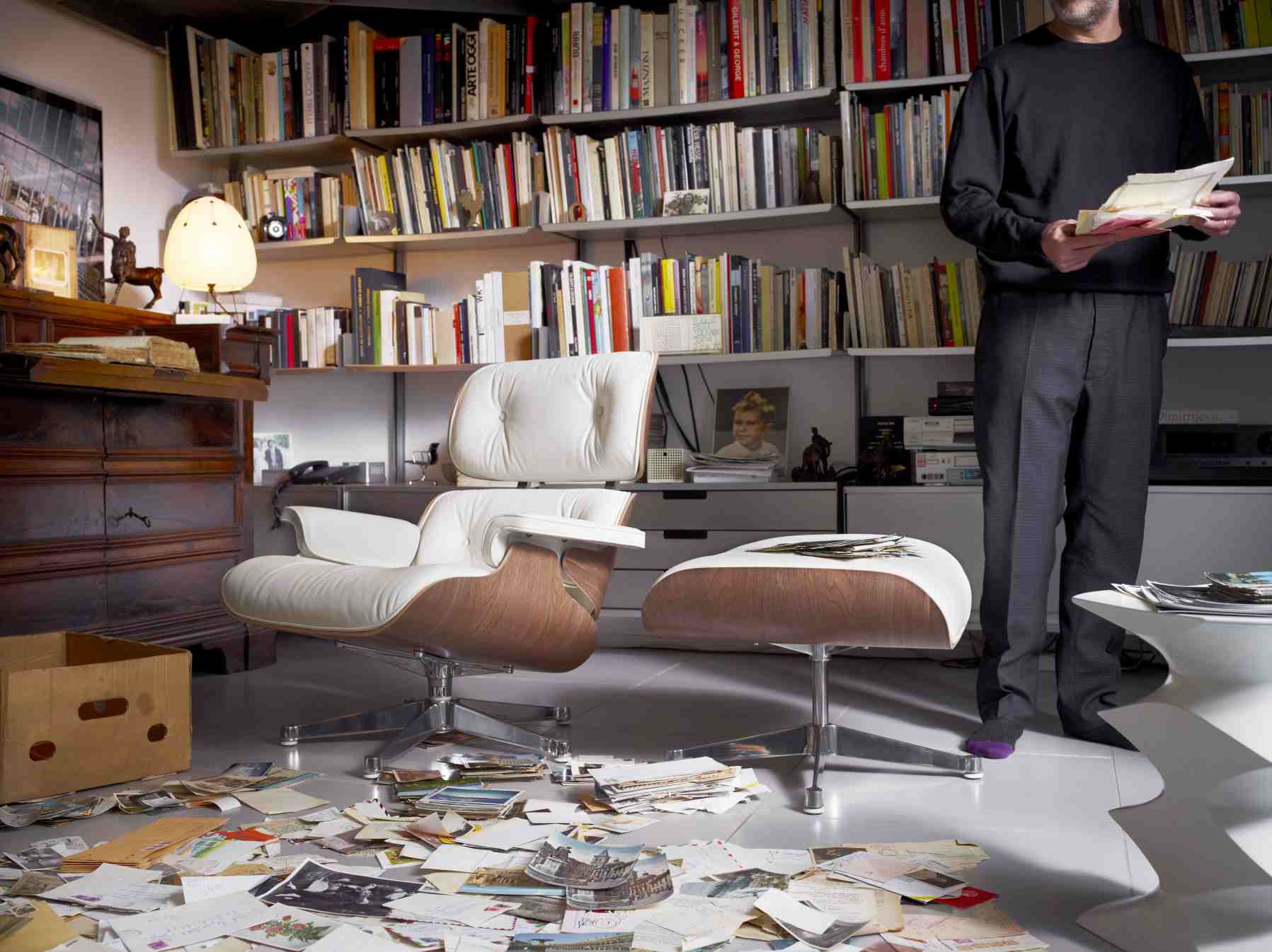 Eames Lounge Chair & Ottoman Armchair Leather Premium Vitra Sides polished black leather premium F black rosewood