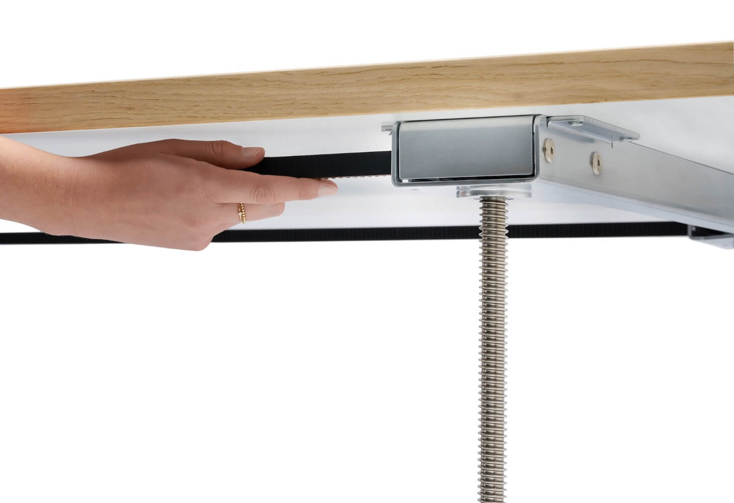 Detailaufnahme der mechanischen Höhenverstellung des Eiermann Tischgestells von Richard Lampert, bedient von einer Hand.