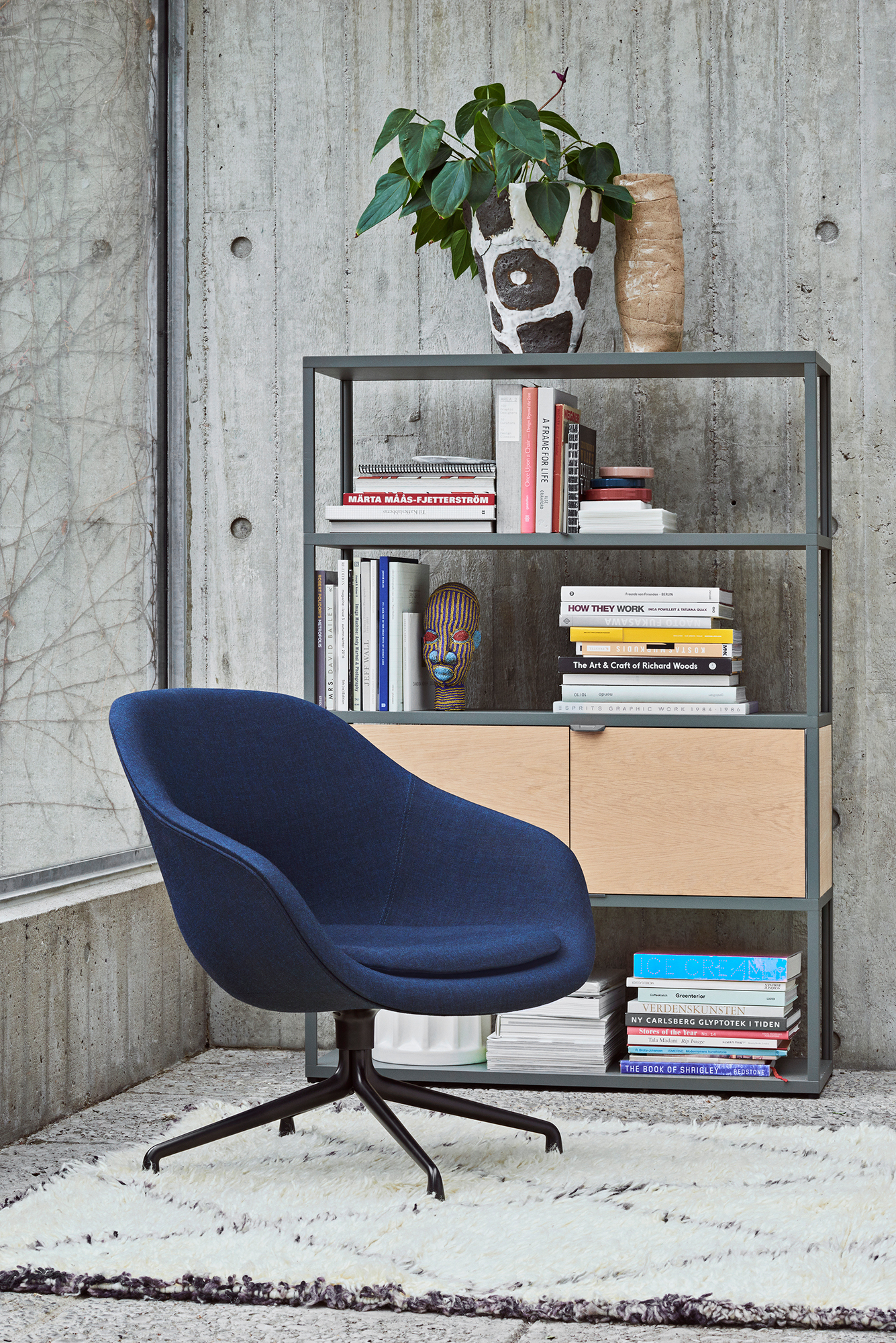 About a Lounge AAL 81 / AAL81 Swivel chair Hay