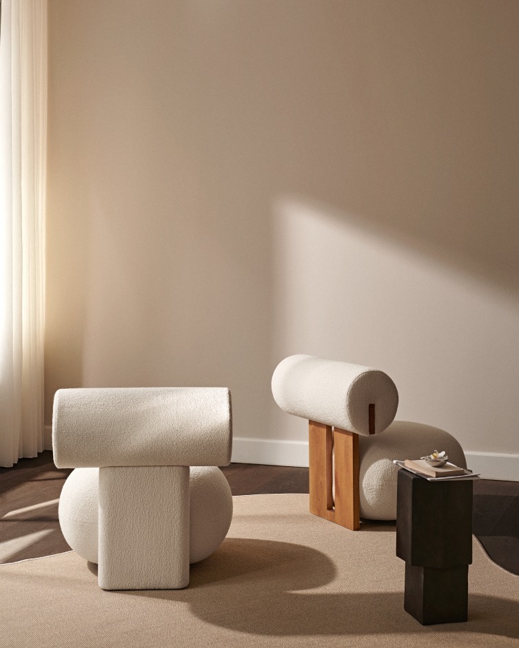 Hippo Lounge Chair Sessel von NORR11, zwei weiße, vollgepolsterte Sessel mit Holzdetails und kleinem Beistelltisch.