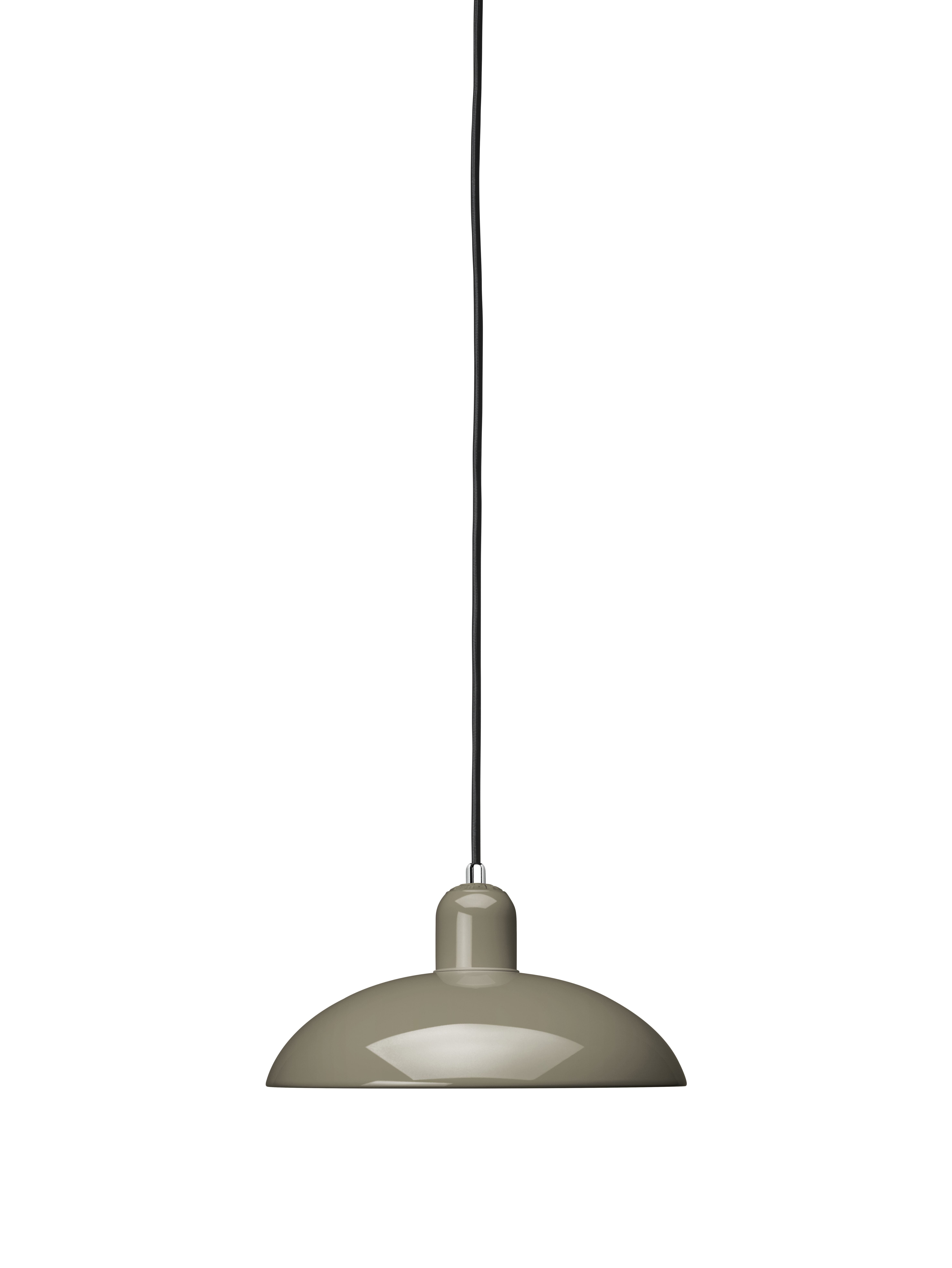 Olivgrüne KAISER idell Pendelleuchte von Fritz Hansen, modernes Design für Wohnzimmer und Esszimmer.