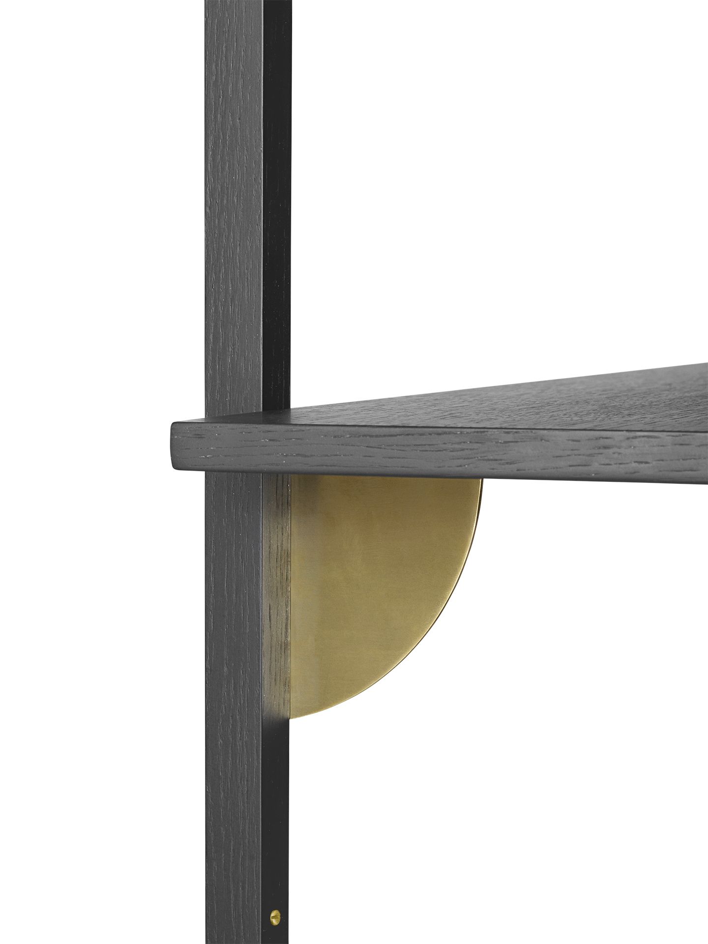 Detailaufnahme: Ferm Living Sector Wandregal, Holzregal mit Messinghalterung, modernes skandinavisches Design.