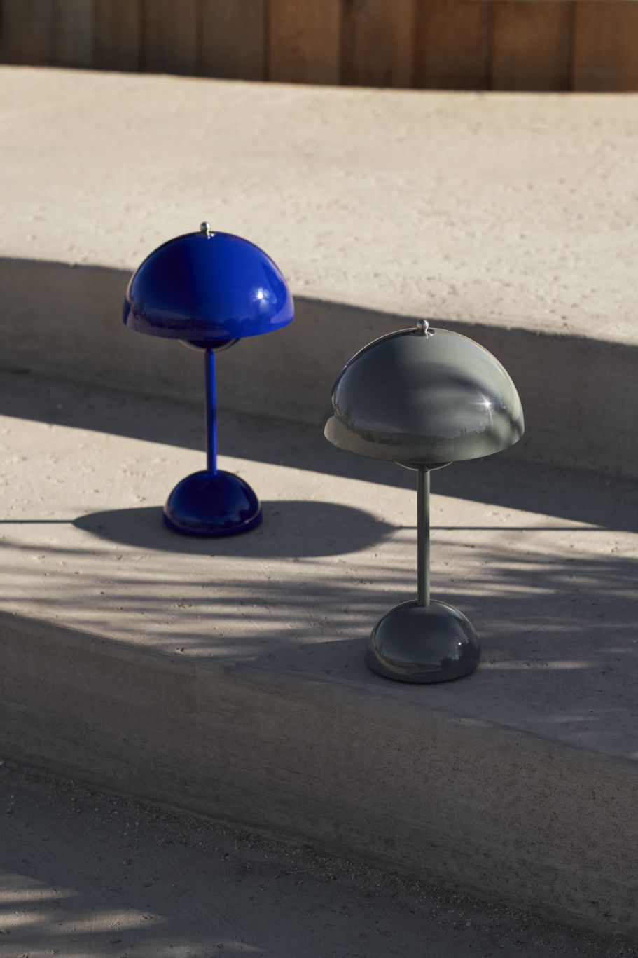 Flowerpot VP9 Portable Battery lamp / Table lamp with USB AndTradition Cobalt blue