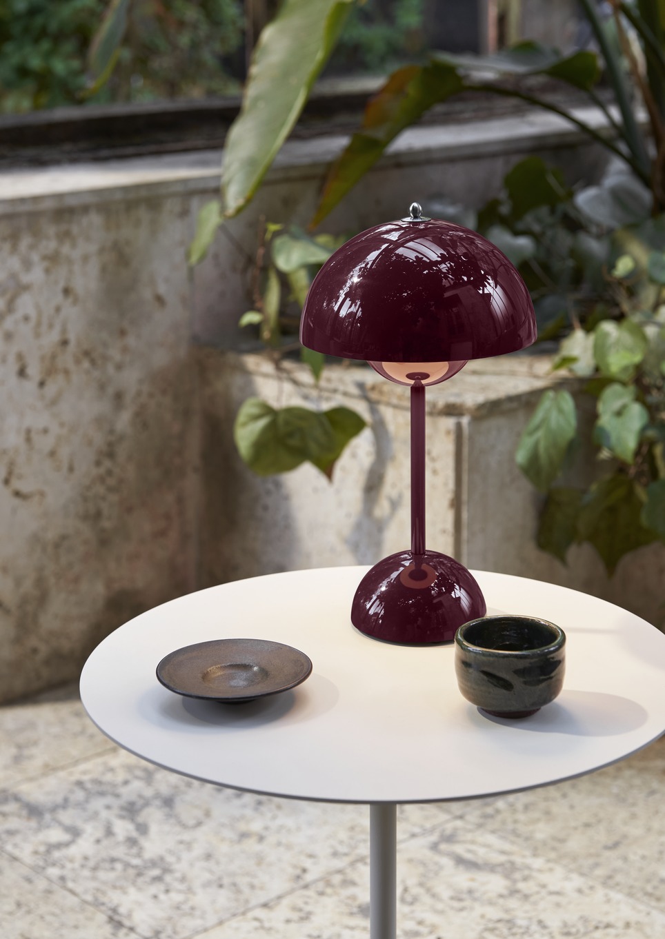 Flowerpot VP9 Portable Battery lamp / Table lamp with USB AndTradition Dark plum