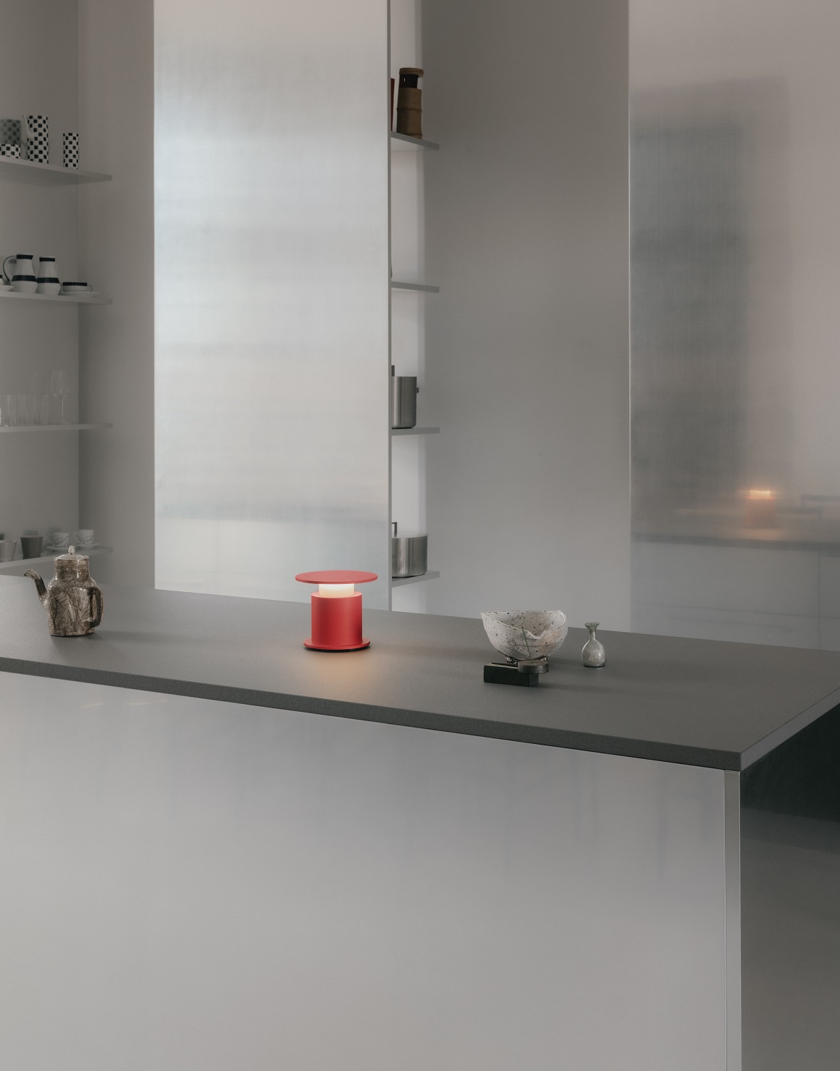 Rote wästberg Faro Tischleuchte auf einer Küchentheke, modernes Design, warmes Licht.