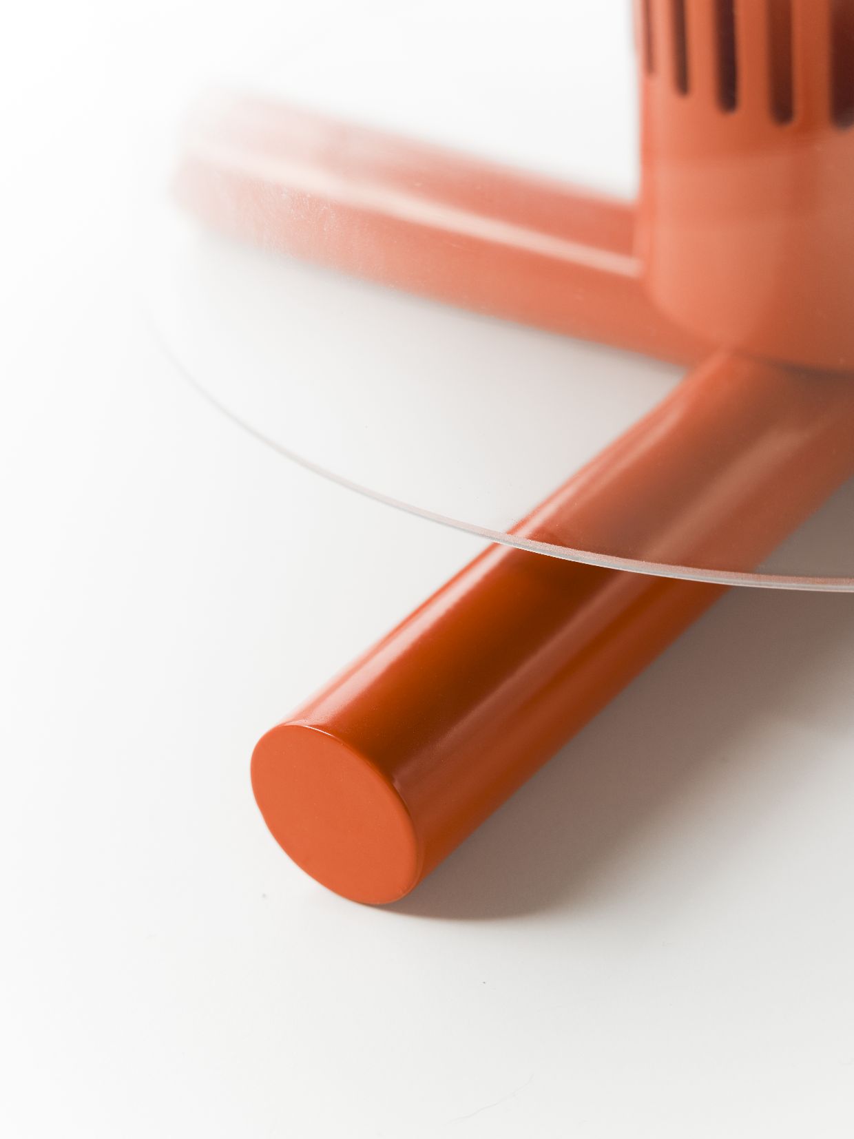 Detailaufnahme der Fireplace Lamp Tischleuchte von Design House Stockholm, modernes Design mit orangenem Fuß und Glasplatte.