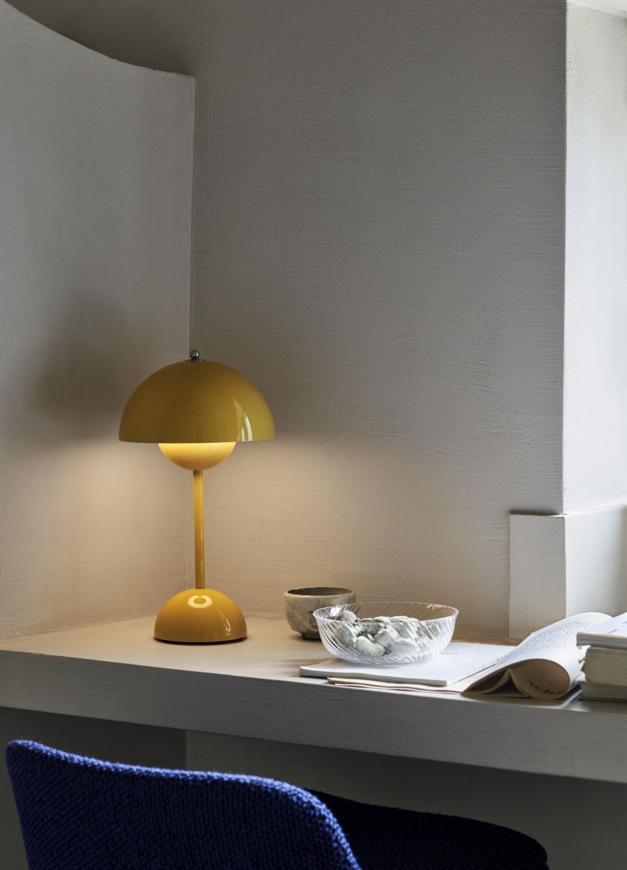 Flowerpot VP9 Portable Battery lamp / Table lamp with USB AndTradition Mustard