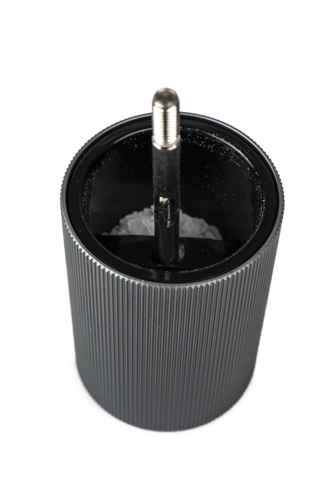 Detailaufnahme der Peugeot Line Pfeffermühle H 18 cm in Graphit & Carbon, Blick in das Mahlwerk.