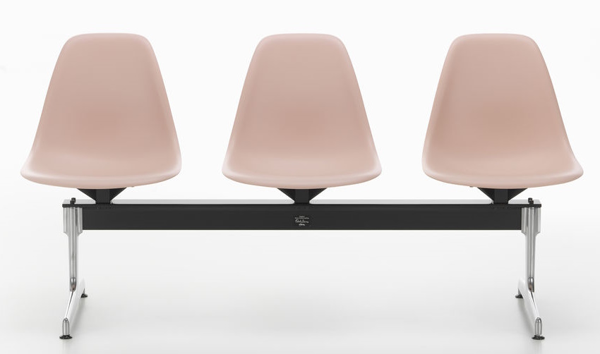 Eames Plastic Side Chair RE on traverse Vitra 