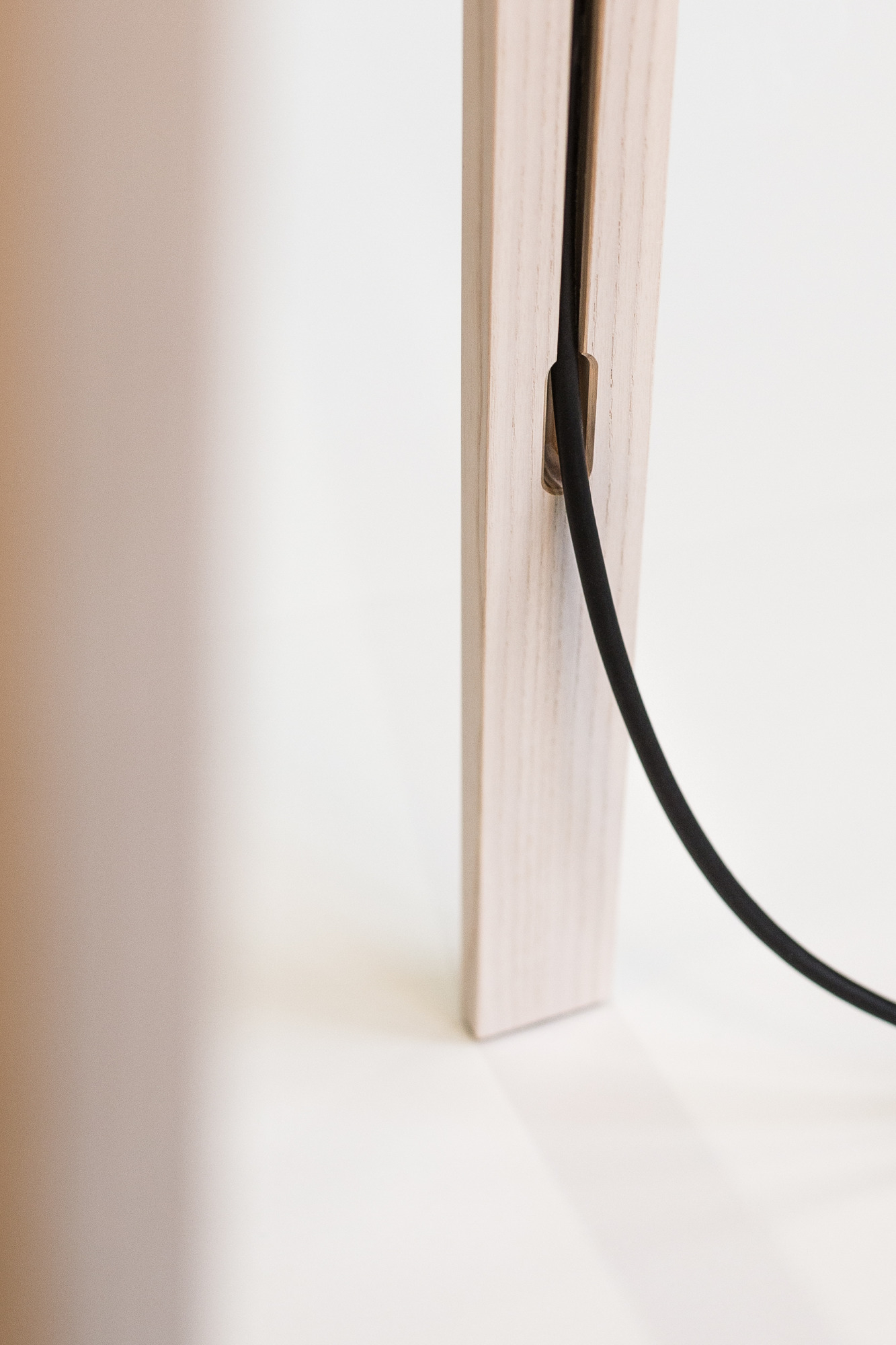 Luca floor lamp natural oak / white Maigrau