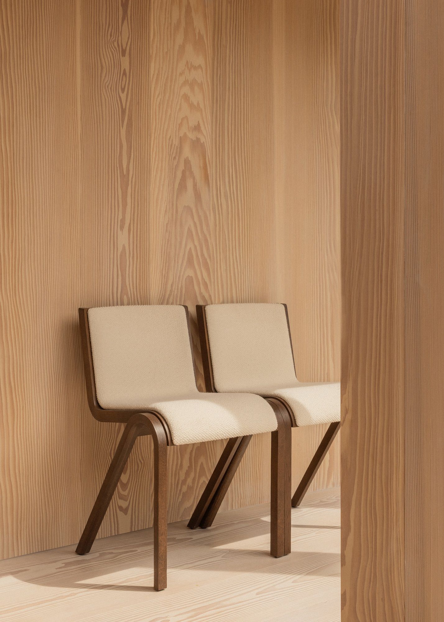 Zwei Audo Copenhagen Ready Dining Stühle, vollgepolstert in Beige, minimalistisches Design, Holzrahmen, Esszimmerstuhl.