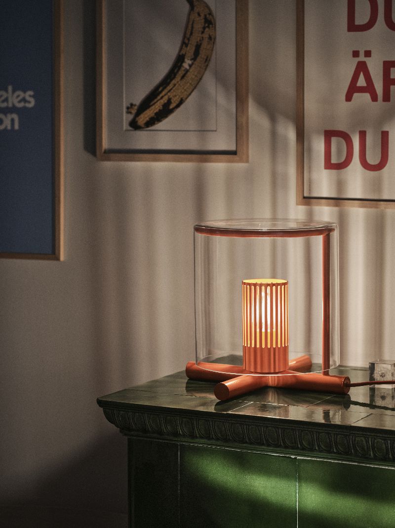 Fireplace Lamp Tischleuchte von Design House Stockholm, moderne Wohnzimmerlampe mit warmem Licht.