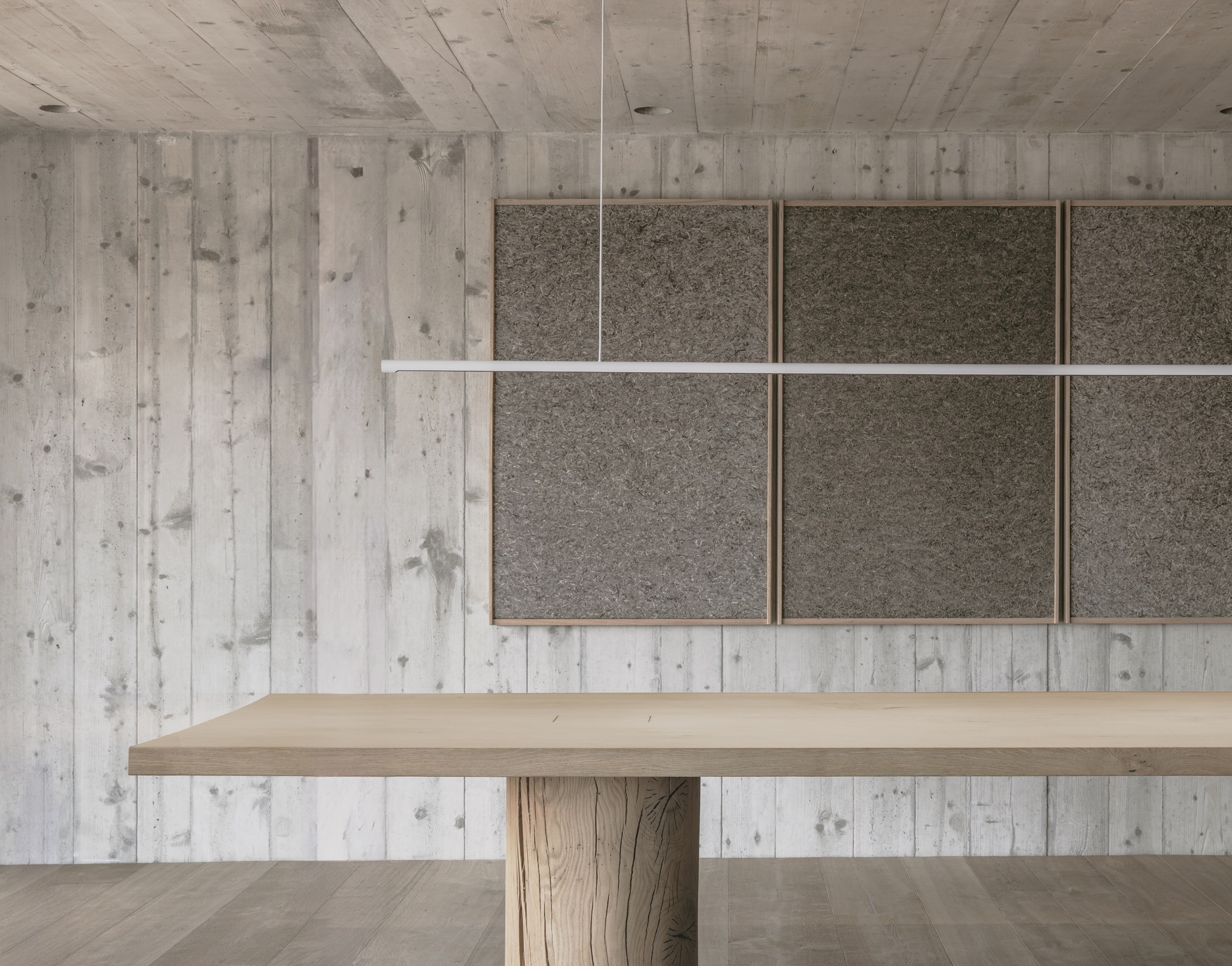 w181 S2 Linier Pro Pendelleuchte von wästberg über Holztisch, moderne Bürobeleuchtung, minimalistisches Design.