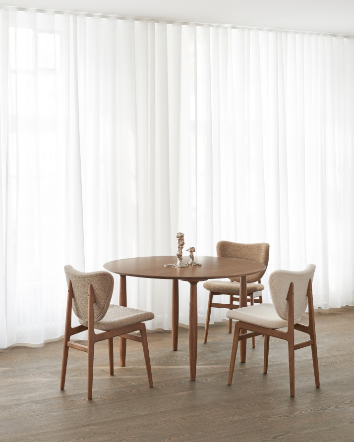 NORR11 Elephant Dining Chair Stuhl, Frontgepolstert, aus Holz mit Stoffbezug, im Esszimmer mit Tisch.