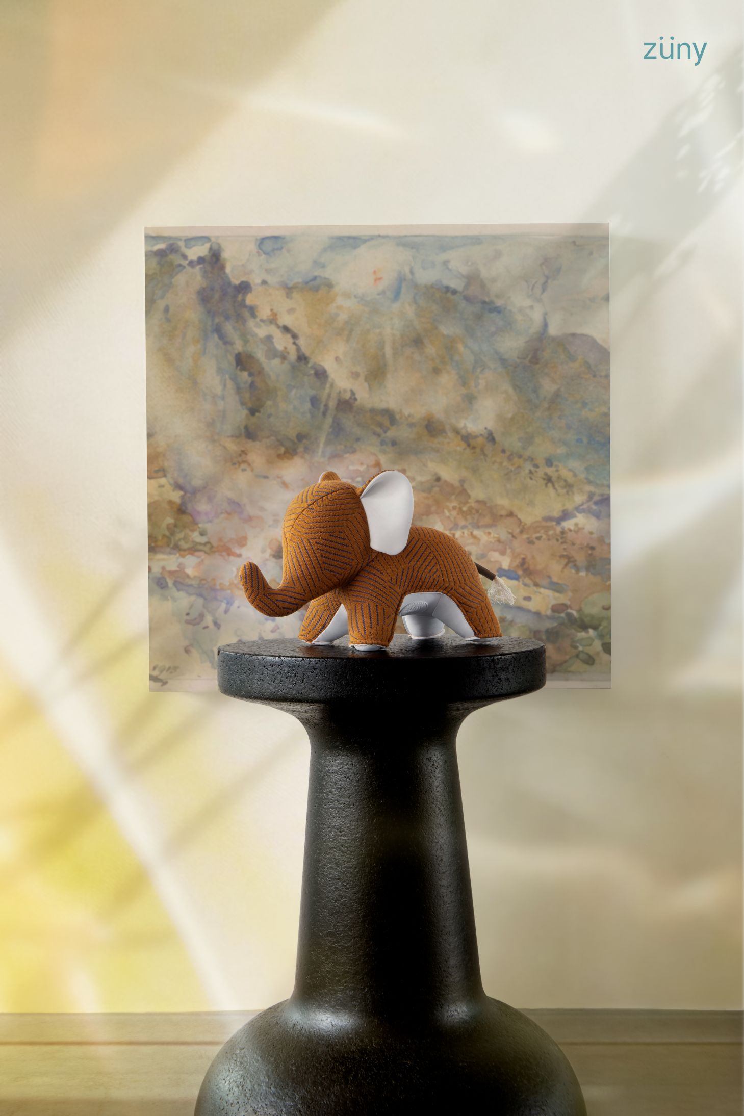 Brauner Elefant Buchstütze Abby Razzle Dazzle Tan von Züny x KVADRAT auf schwarzem Sockel.