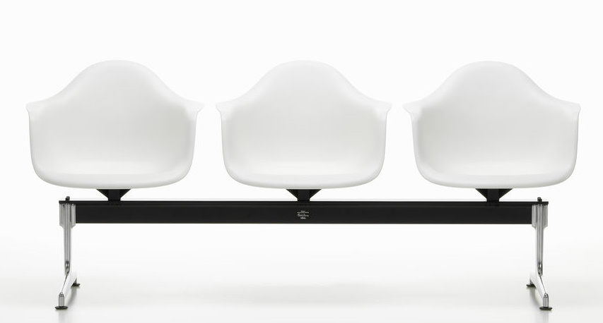 Eames Plastic Armchair RE on traverse Vitra