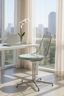 Vitra DKL-5 Wire Chair Stuhl mit hellblauem Sitzkissen vor einem Schreibtisch und Fenster.