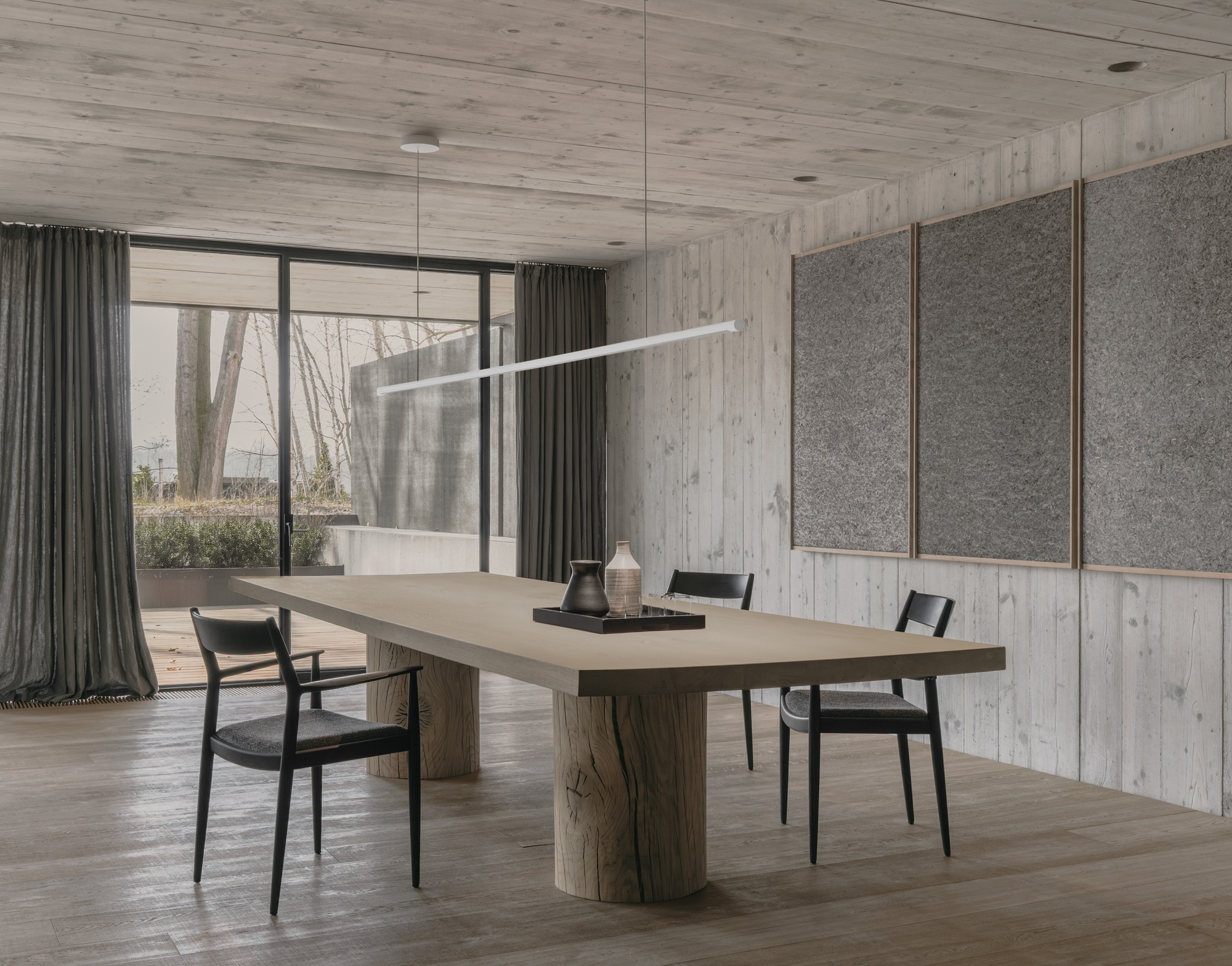 Helle wästberg w181 Linier Pro Pendelleuchte über Esstisch mit Holzbeinen in modernem Esszimmer.