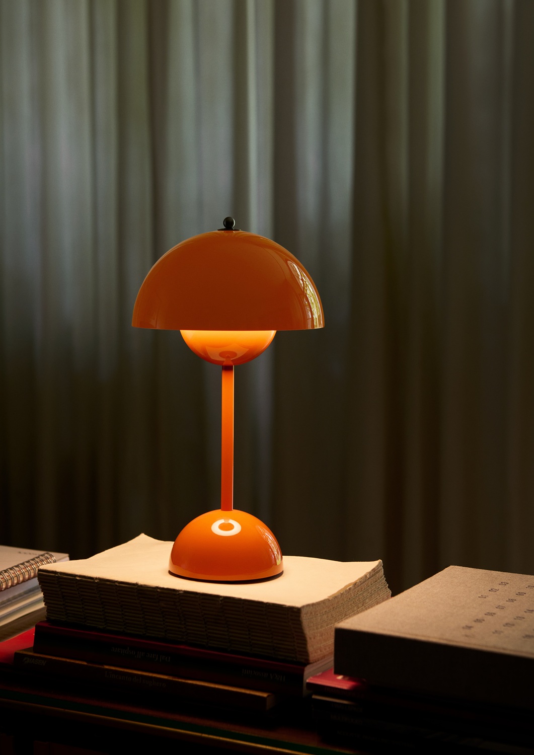 Flowerpot VP9 Portable Battery lamp / Table lamp with USB AndTradition