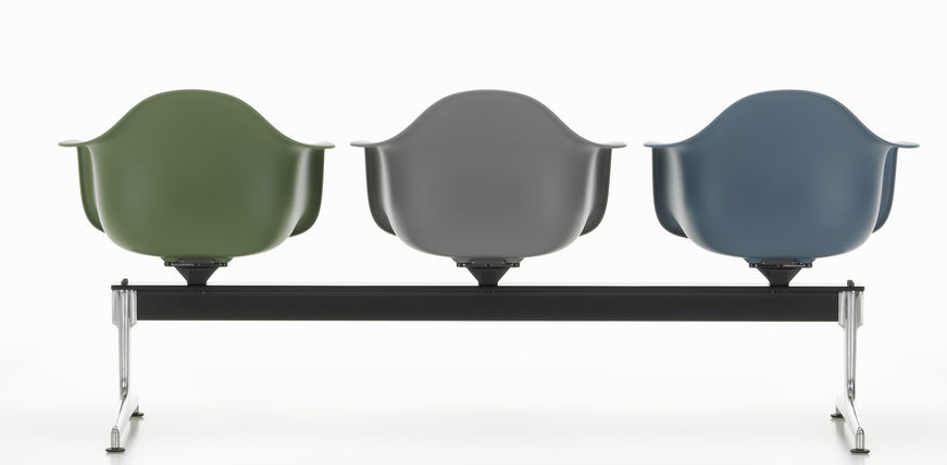Eames Plastic Armchair RE on traverse Vitra