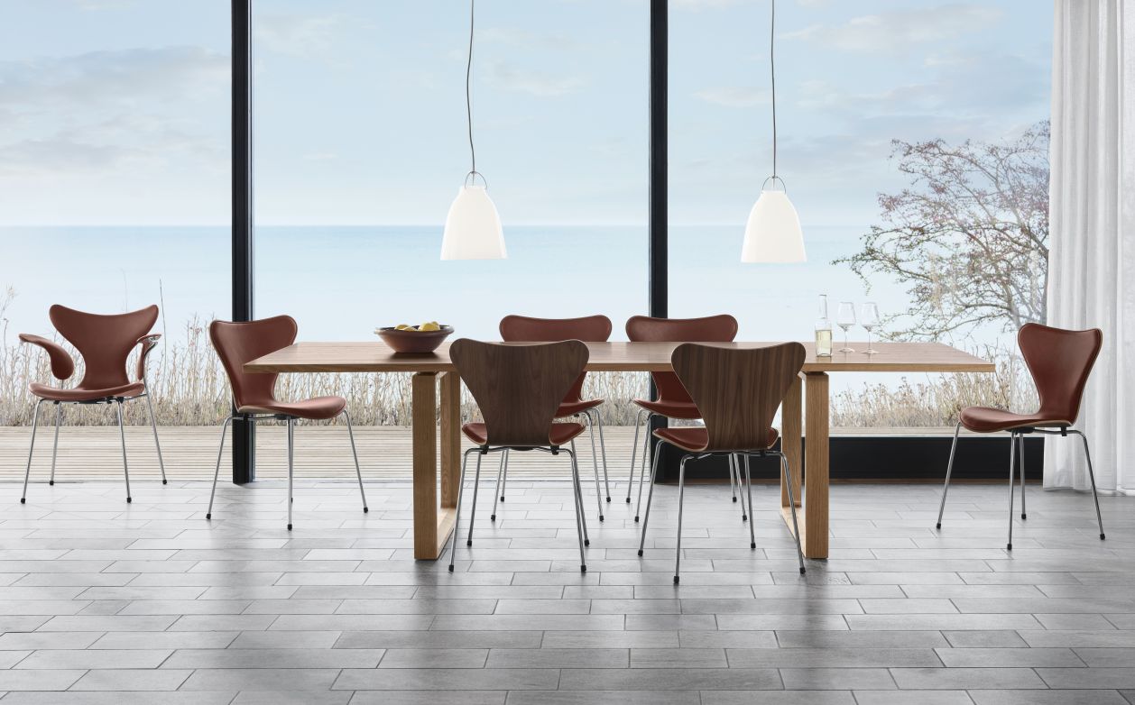 Seven / Series Chair 3107 Fritz Hansen anniversary model