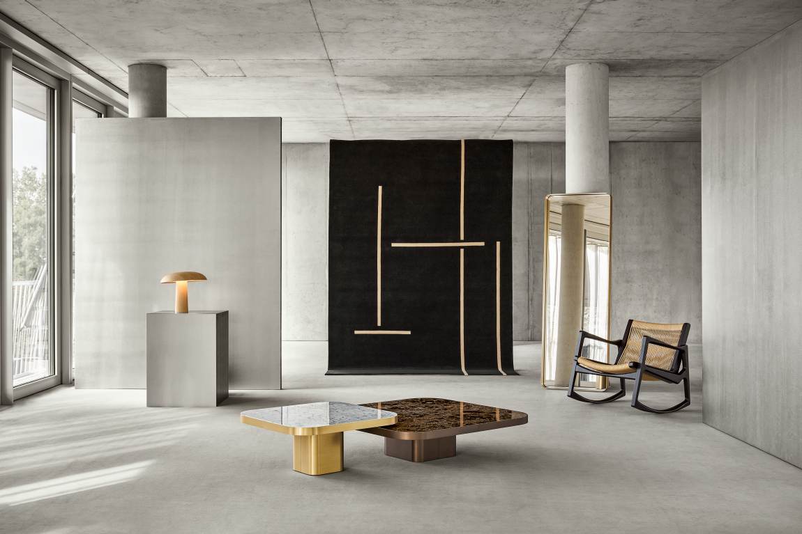 Bow Coffee Table Couchtisch No. 5 ClassiCon in modernem Wohnraum mit Teppich, Sessel und Lampe.