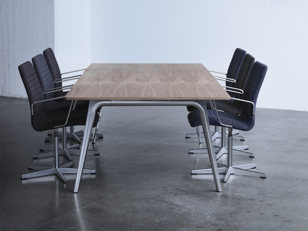 Pluralis table Fritz Hansen
