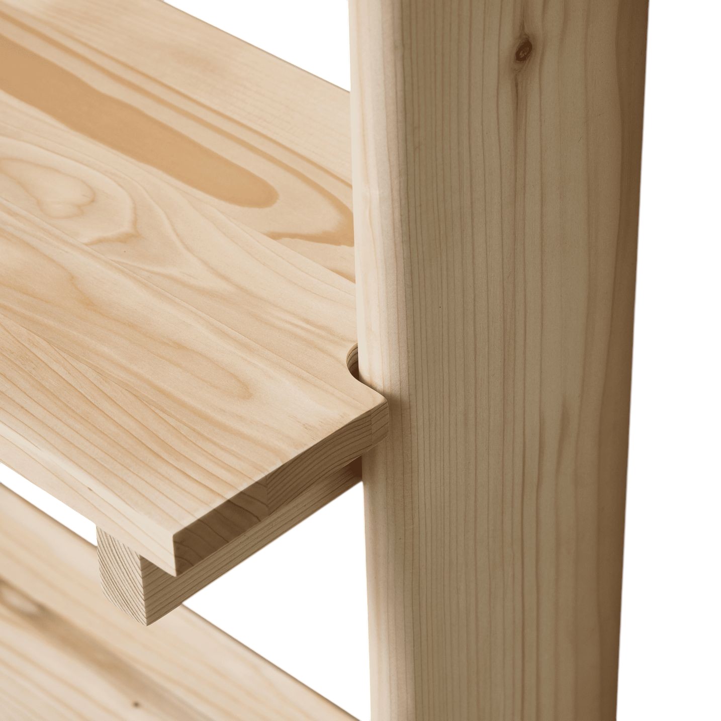 Detailaufnahme des Beam Regals von Form & Refine: Holzregal mit drei Fächern, helle Holzstruktur.