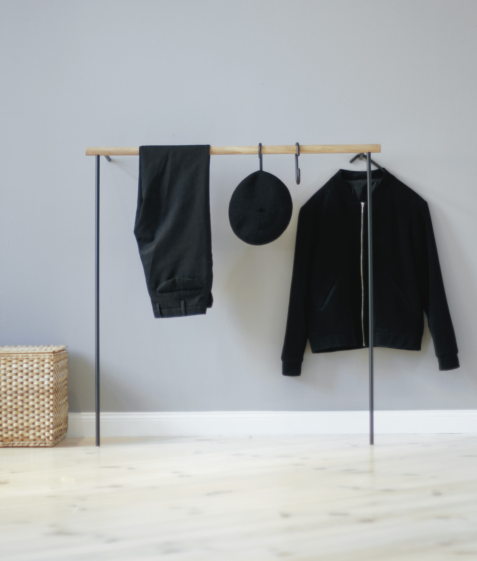 Little Leanon II Mute Servant Leaning Column Black / ROD OAK Roomsafari SINGLE PIECES