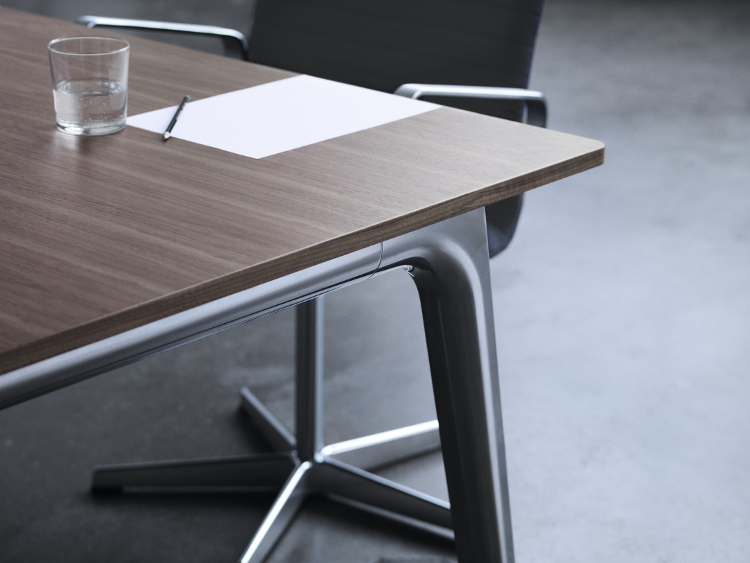 Pluralis table Fritz Hansen