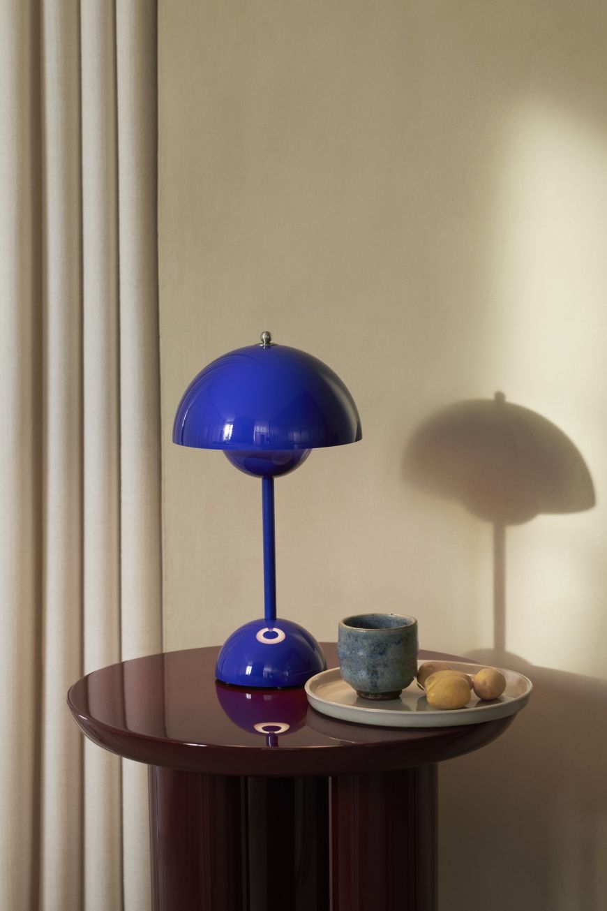 Flowerpot VP9 Portable Battery lamp / Table lamp with USB Cobalt blue AndTradition SINGLE PIECES