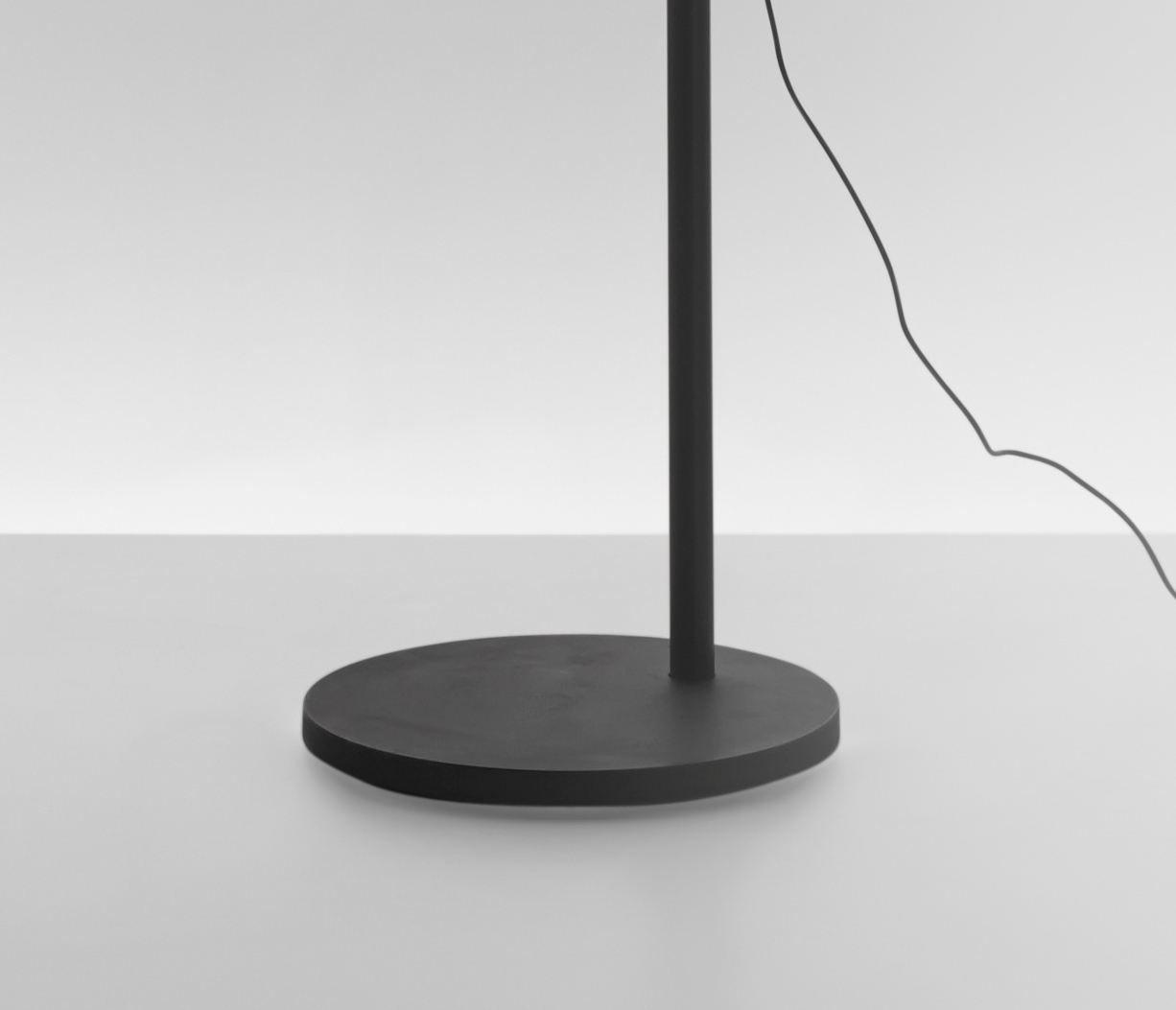 Demetra Reading Floor floor lamp floor plate (part 1 of 2) ANTHRAZITE GREY Artemide SINGLE PIECE