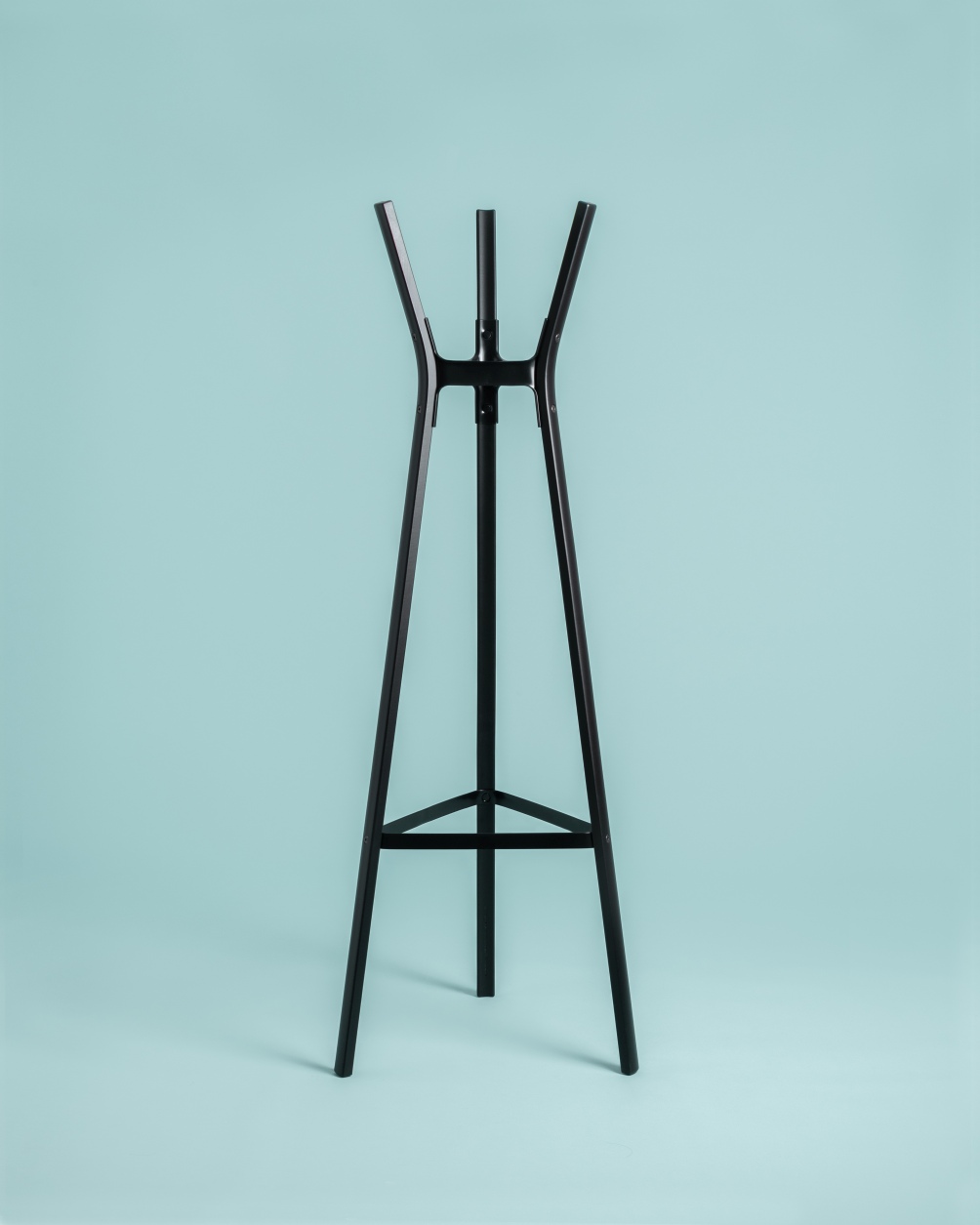 Schwarzer Steelwood Coat Stand Garderobenständer von Magis, moderne Kleiderständer für Flur und Eingangsbereich.