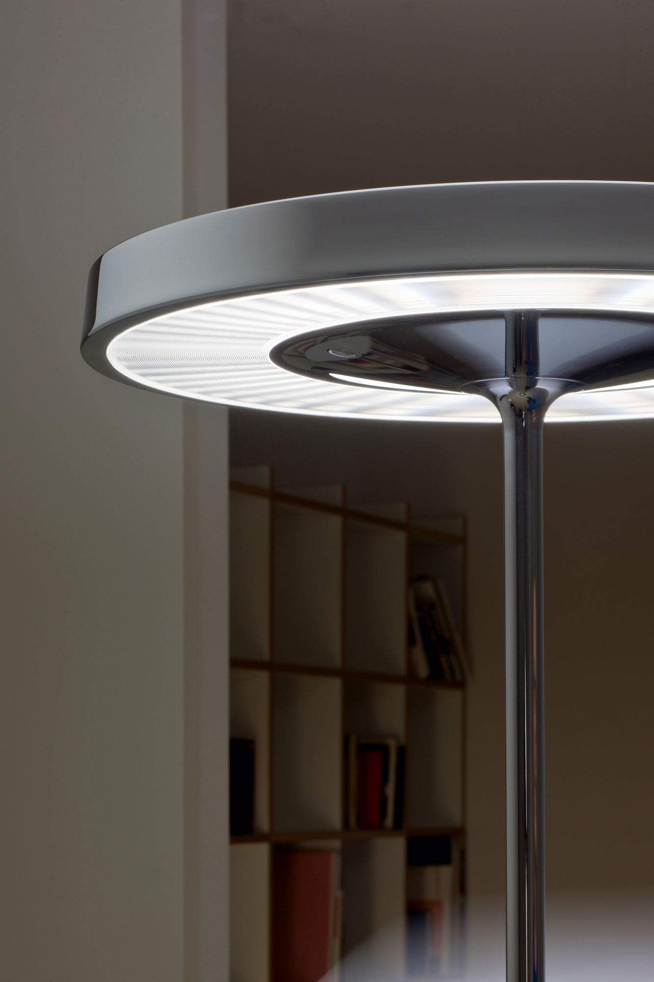 Disk Floor lamp 4000K white Belux