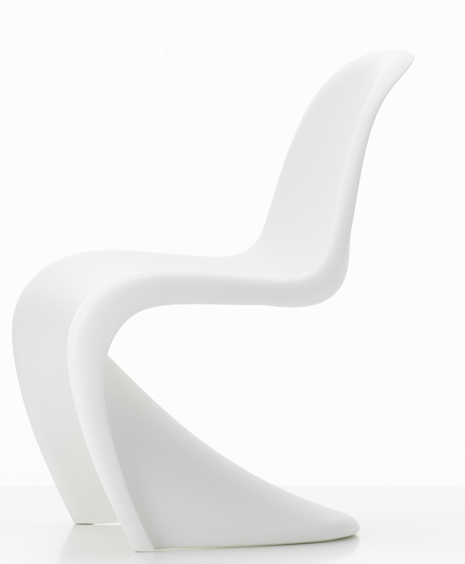 Weißer Panton Junior Stuhl von Vitra, ein moderner Kinderstuhl im ikonischen Design.