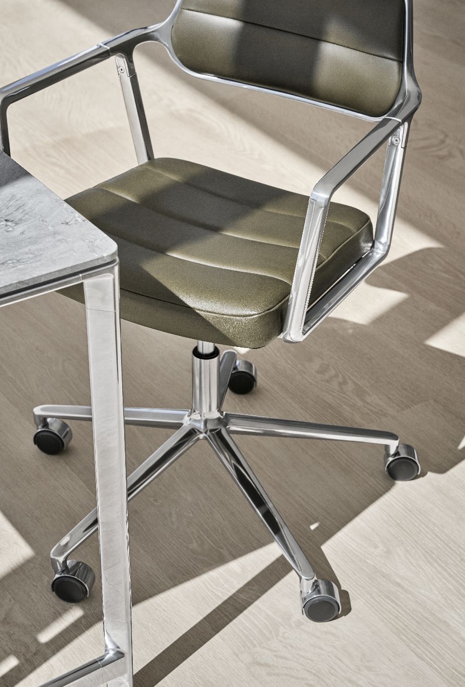 Vipp 453+ / Vipp453+ Swivel Chair Swivel chair BLACK LEATHER / POLISHED ALUMINIUM FRAME WITH GUIDE Vipp SINGLE PIECES